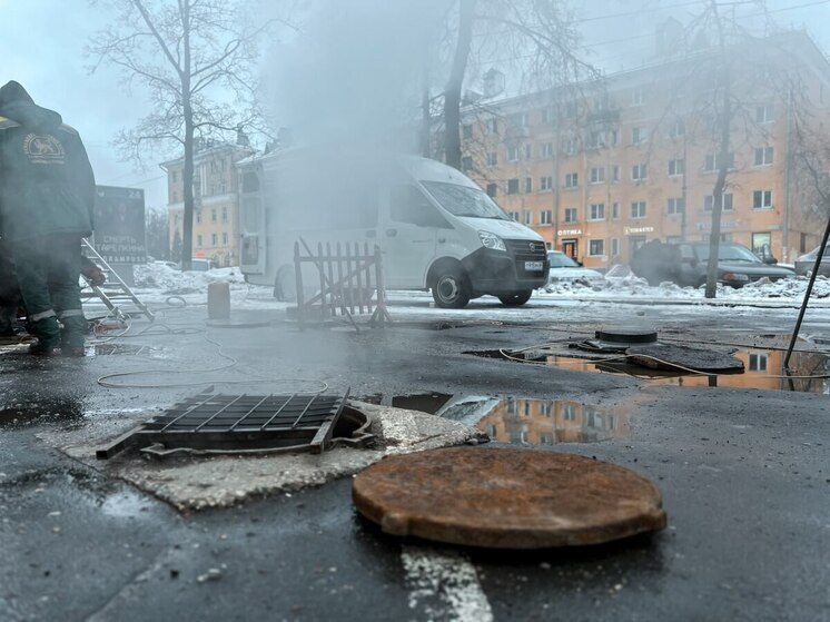 Специалисты «Псковских тепловых сетей» устранили сложную утечку на Октябрьском проспекте
