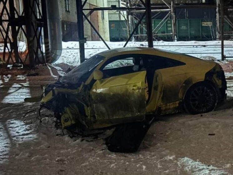 В Новомичуринске водитель «Ауди» въехал в опору теплопровода