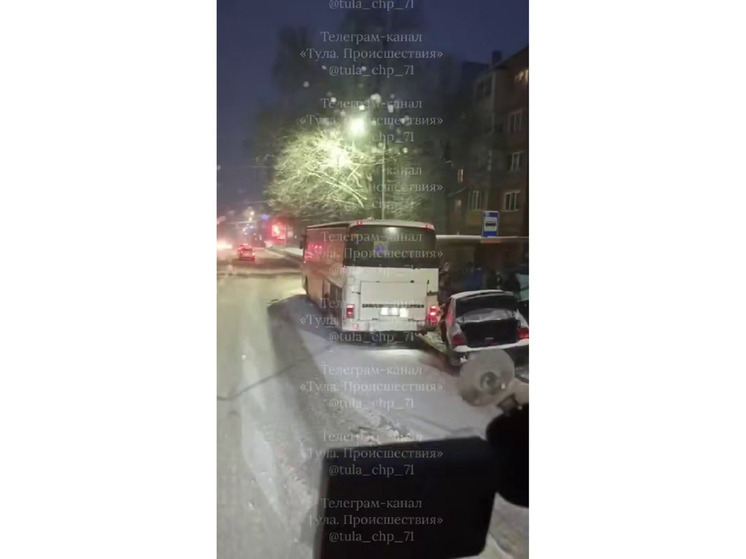 В Туле легковушка врезалась в автобус, в котором могли ехать дети