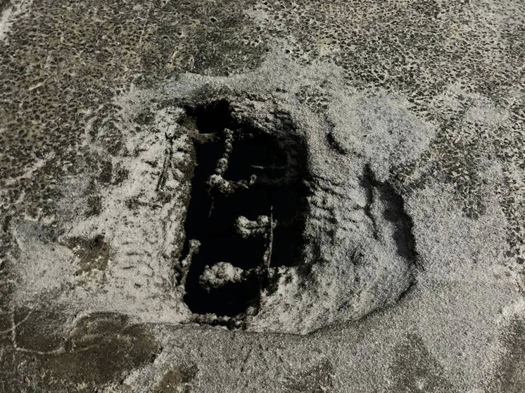 Провал в асфальте появился на ж/д мосту в Архангельске