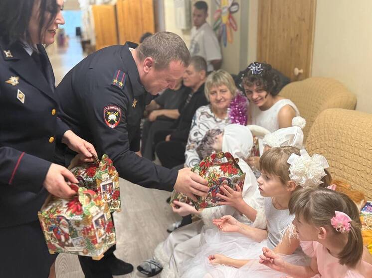 Тульские полицейские устроили новогодний праздник для воспитанников детдома