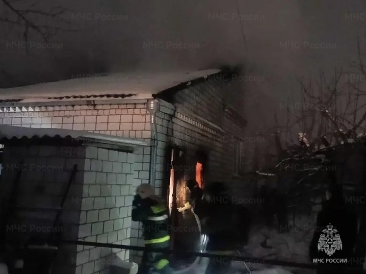 В Орловской области от огня спасли жилой дом и хозпостройки