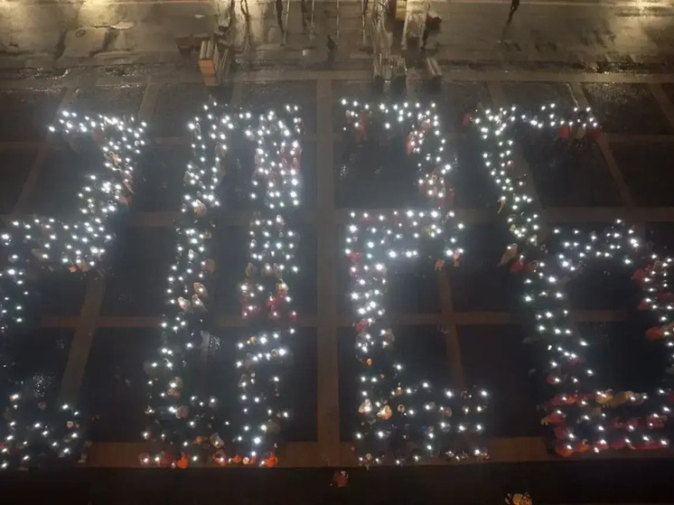 В Петербурге волонтёры выстроились в гигантскую цифру 2026 в честь Нового года