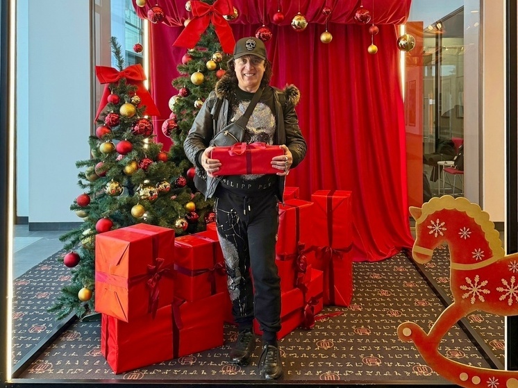 Туляк Андрей Алексин «нарядил» елку из концертных костюмов