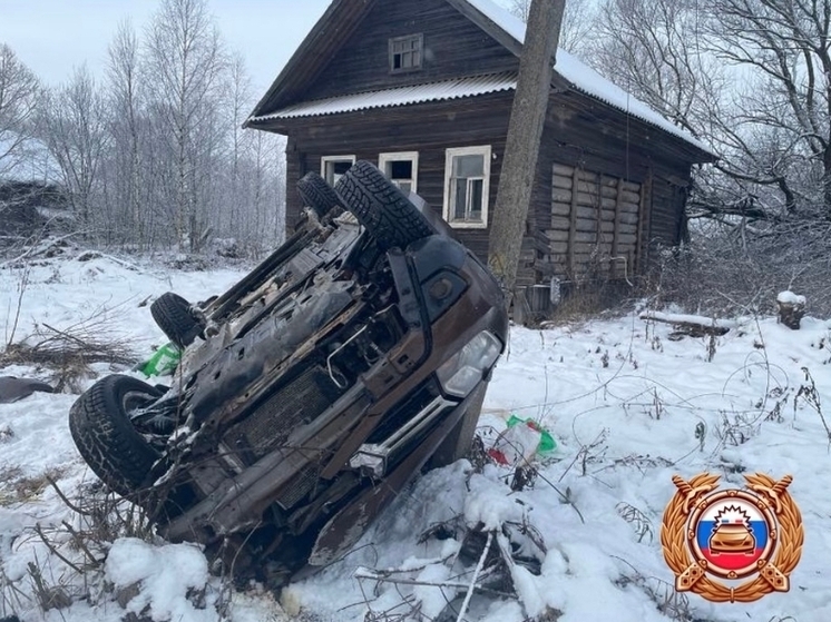 В Тверской области иномарка вылетела с дороги и опрокинулась: водитель потерял управление