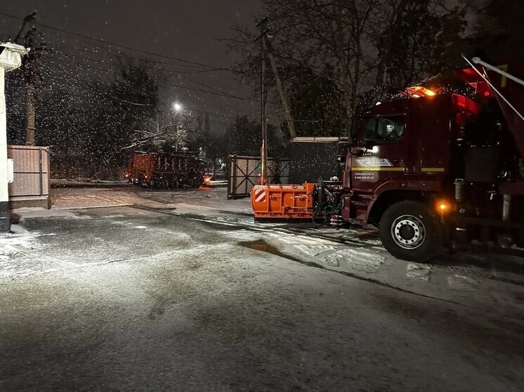 Более 60 спецмашин расчищают крымские дороги от снега