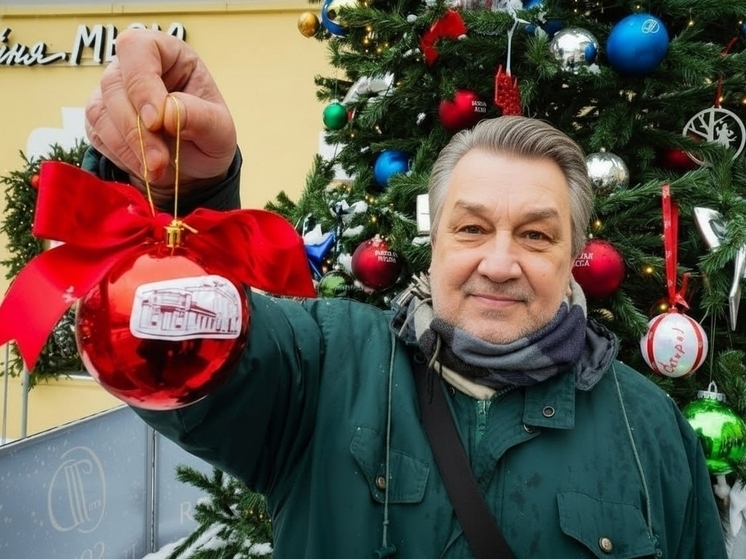 Шар с символом Серпуховского театра повесили на ёлку СТД