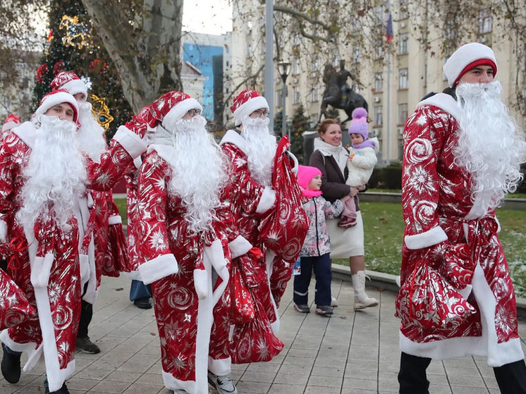 Более 60 Дедов Морозов и Снегурочек прошли по центру Краснодара в преддверии Нового года