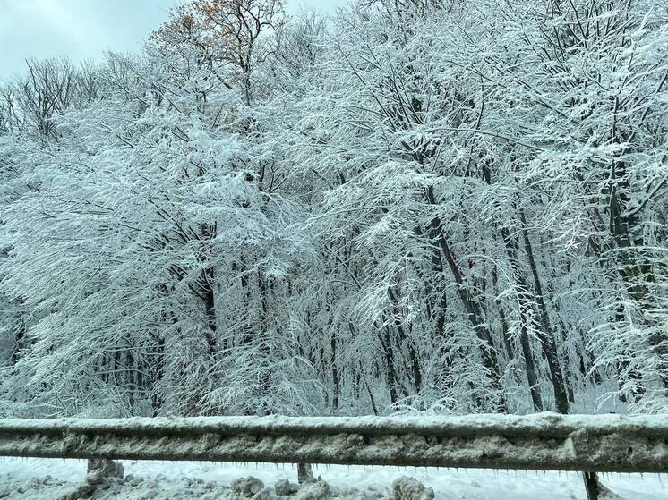 В Ессентуках за ночь высыпали 97 тонн песка на дороги из-за снегопада