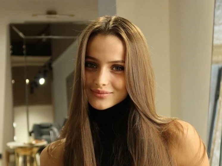 20-летняя российская художественная гимнастка Милена Щенятская поделилась отпускным контентом. Спортсменка показала безупречную фигуру в откровенных нарядах.