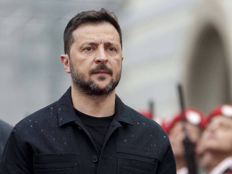 Президент Украины Владимир Зеленский в интервью Fox News заявил о готовности вынести на референдум вопрос о создании свободной экономической зоны на Донбассе, что, по его словам, потребует взаимного отвода войск на несколько километров