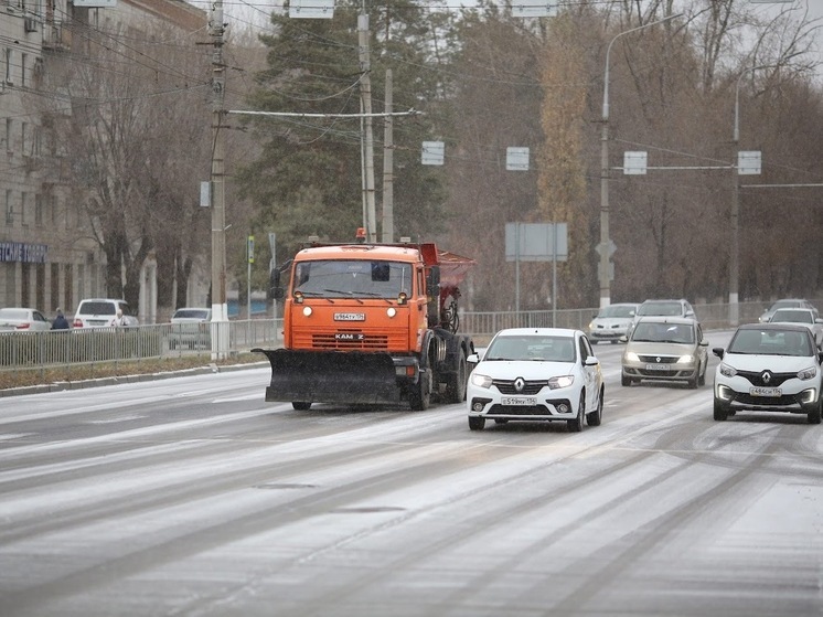 Коммунальные службы Волгограда продолжают обработку дорог реагентами