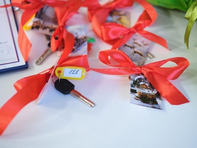 Девять новгородских медиков получили ключи от квартир к Новому году