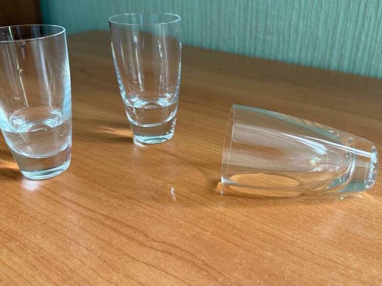 Настойчивые тосты в сторону трезвого часто говорят о тревоге в стакане у того, кто пьет