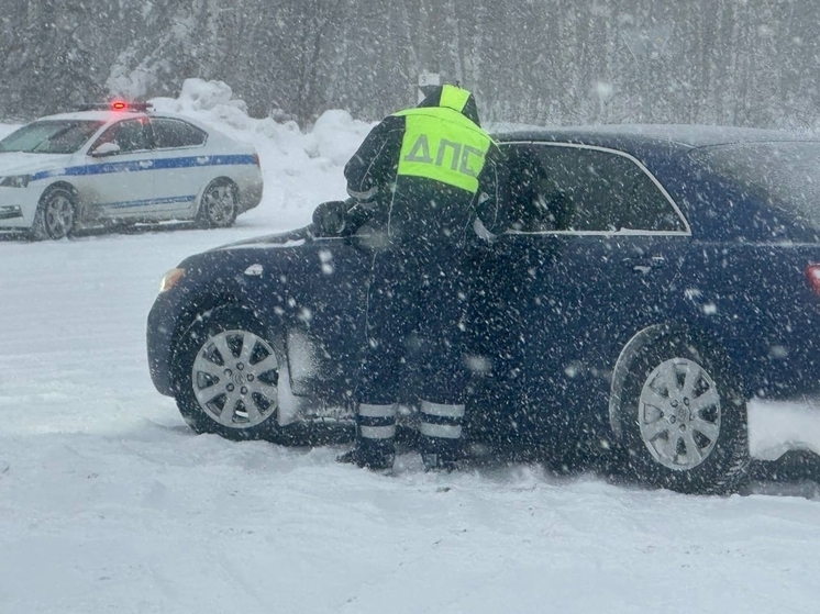 Сотрудники ДПС обеспечивают безопасность на трассе Тюмень — Ханты-Мансийск
