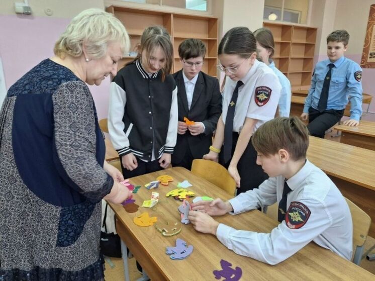 В костромской школе №5 юные правоохранители изготавливали новогодние игрушки
