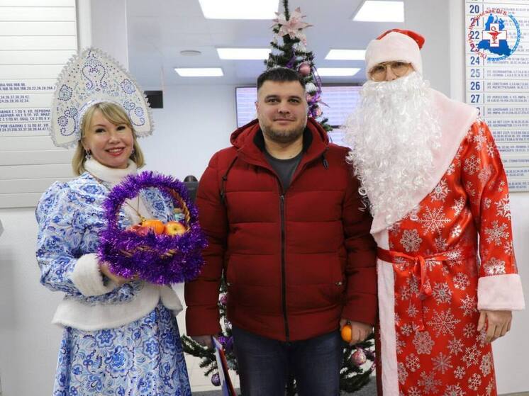 Дед Мороз и Снегурочка поздравили пациентов ноябрьской поликлиники