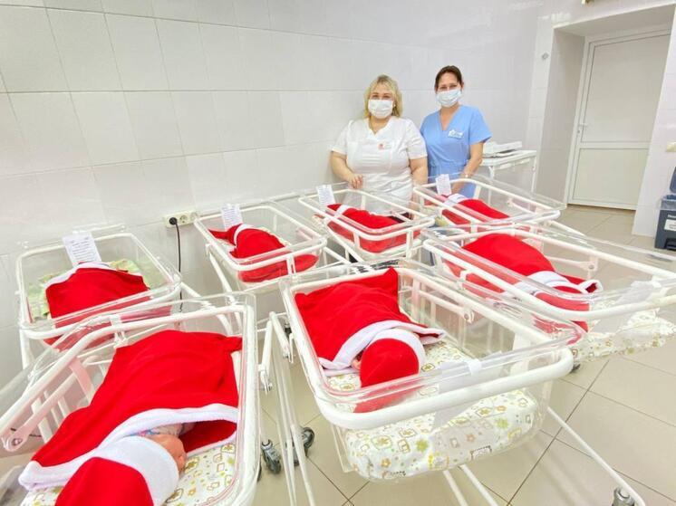Новорождённых в саратовском перинатальном центре одевают в новогодние костюмы