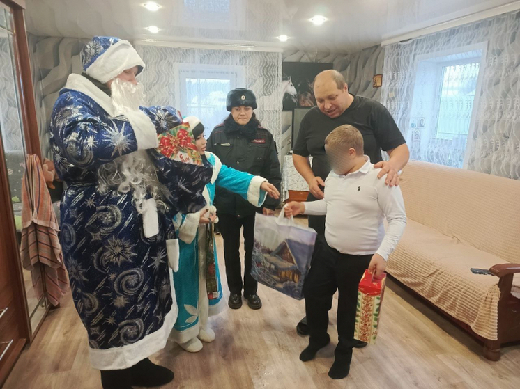 Маленьких жителей Ярцева и Кардымова поздравил полицейский Дед Мороз