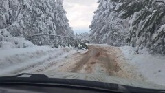 В Бахчисарайском районе дорожники расчищают снег на перекрытых участках