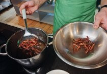 Поедание насекомых лично у меня, журналиста «МК в Питере», раньше всегда ассоциировалось лишь с телешоу «Последний герой», «Звезды в Африке» и прочими передачами про выживание.