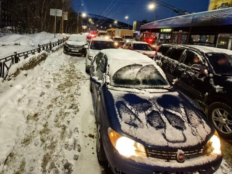 В Мурманске водитель KIA не учел погодные условия и врезался в три машины