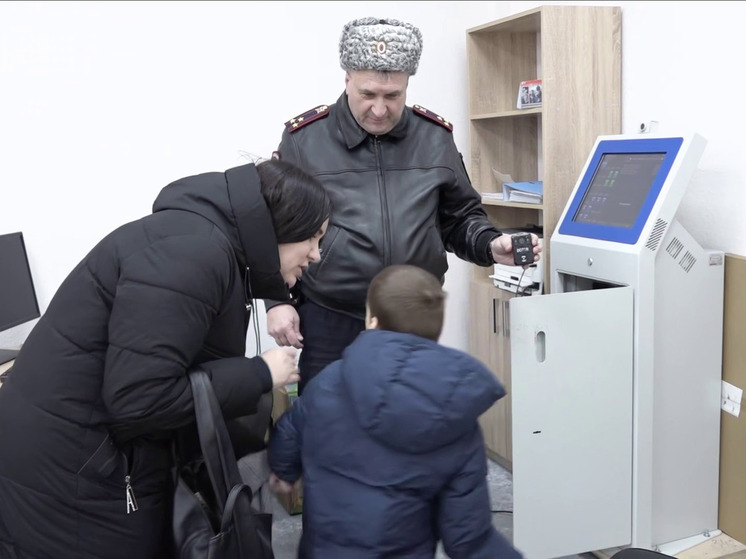 Сотрудники Госавтоинспекции исполнили новогоднюю мечту семилетнего Артёма из Мелитополя