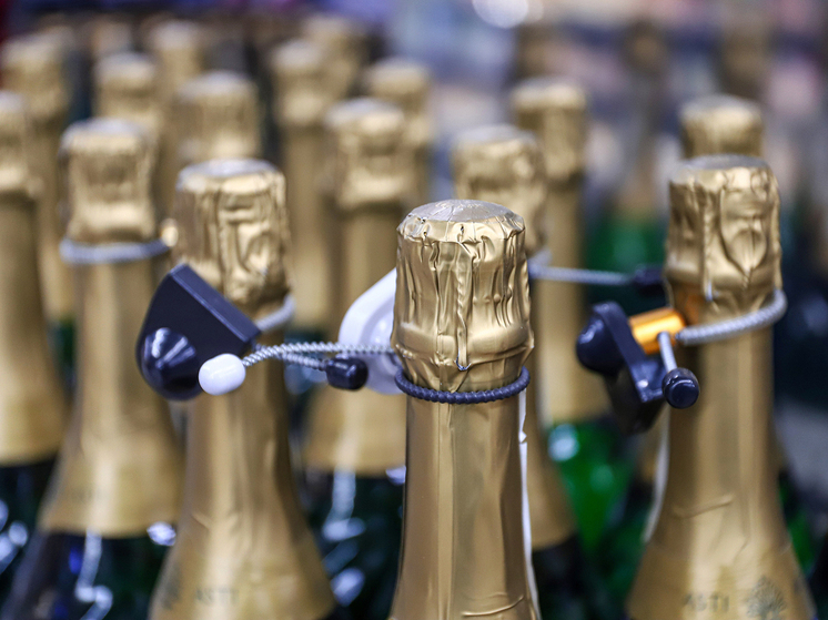 Уходящий 2025 год в винной индустрии — год серьезных перемен: от революций в привычных географических картах до появления безалкогольного шампанского на подиумах «Формулы-1»