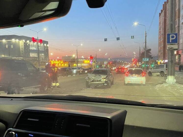 Внедорожник столкнулся с иномаркой в центре Читы