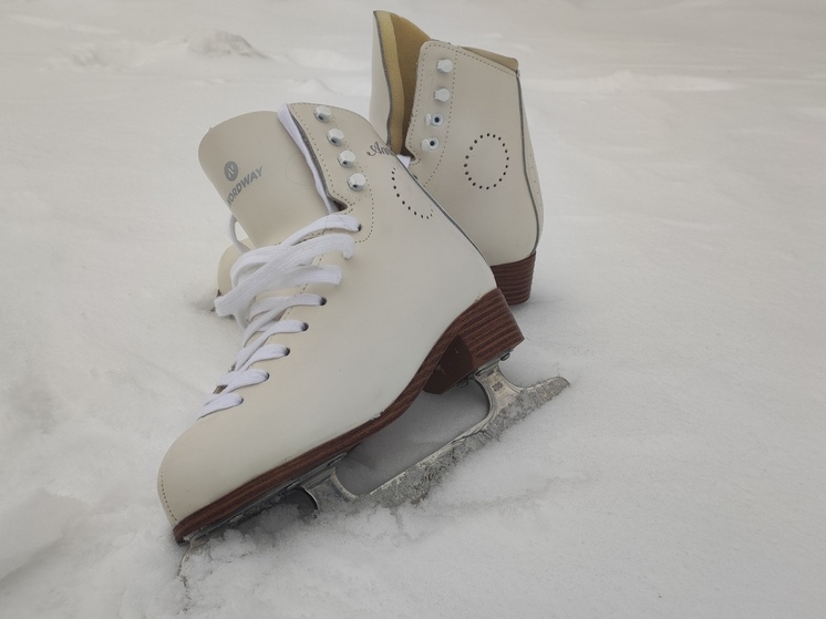 Жителям Демянска подарили к Новому году яркую прогулочную зону