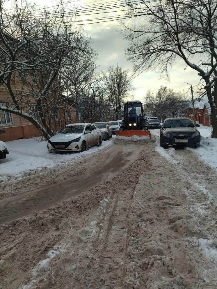 В Курске продолжается очистка от  снега на улицах частного сектора