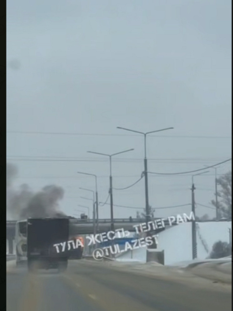 На трассе М4 под мостом у Мордвеса загорелась кабина фуры