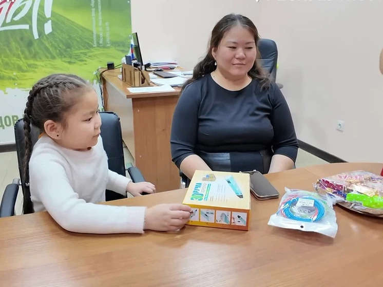 Юной жительнице Элисты вручили подарок от Владимира Путина