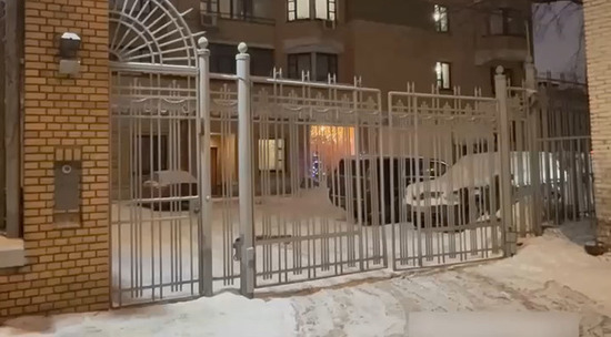 Дочка переезжающей Долиной удивила реакцией у подъезда матери 