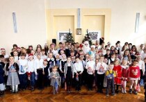 В Ялтинской общеобразовательной школе имени святого цесаревича Алексия при соборе Александра Невского состоялся праздничный утренник для учащихся и воспитанников воскресной школы. На мероприятии, посвящённом наступающему Новому году и Рождеству, присутствовали представители духовенства и депутатского корпуса.