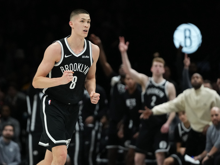 Матч между «Бруклин Нетс» и «Голден Стэйт Уорриорз», состоявшийся в ночь с 29 на 30 декабря по московскому времени, запомнится не столько разгромным поражением команды из Нью-Йорка (107:120), сколько ярким индивидуальным прорывом её 19-летнего российского разыгрывающего Егора Дёмина. Набрав 23 очка, он повторил личный рекорд результативности в Национальной баскетбольной ассоциации (НБА) и стал одним из ключевых игроков матча, войдя в топ-3 по результативности.