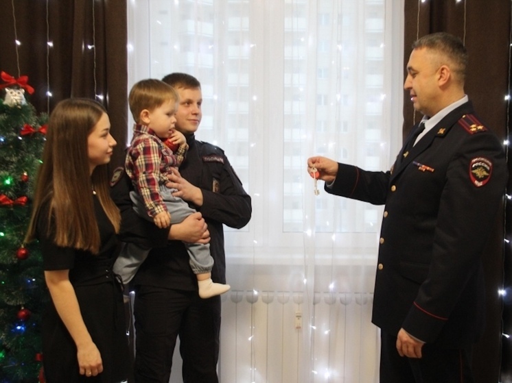 Под Новый год семья полицейского в Архангельске получила служебную квартиру