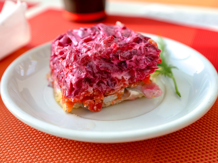 Выяснилось, какие блюда всегда есть на новогоднем столе, но их никто не ест