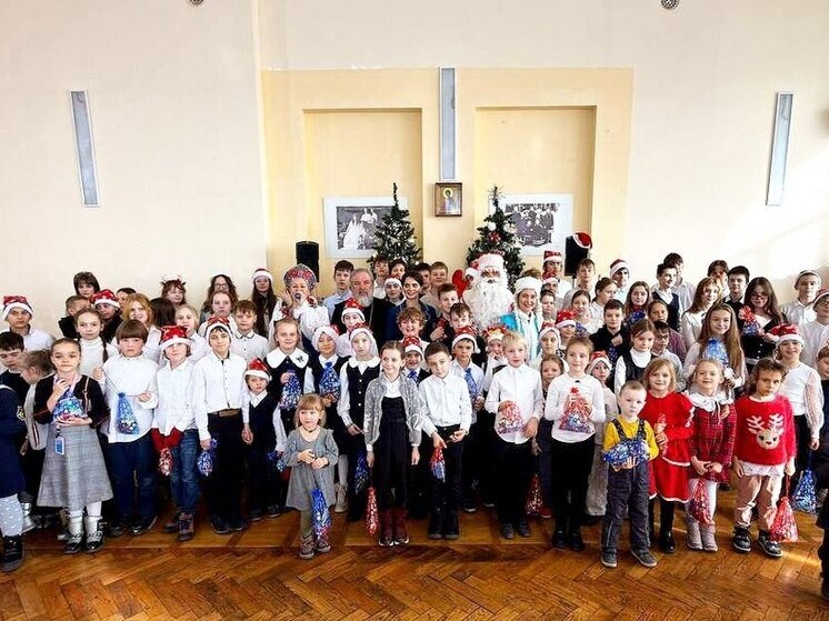 В Ялтинской общеобразовательной школе имени святого цесаревича Алексия при соборе Александра Невского состоялся праздничный утренник для учащихся и воспитанников воскресной школы. На мероприятии, посвящённом наступающему Новому году и Рождеству, присутствовали представители духовенства и депутатского корпуса.