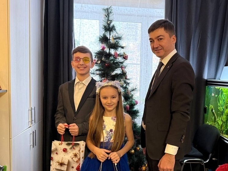 Министр Мухин подарил подарок тульскому школьнику и его сестре