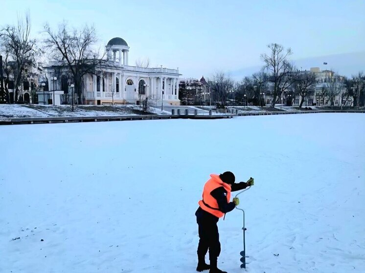Астраханские спасатели обновили данные о толщине льда на городских каналах