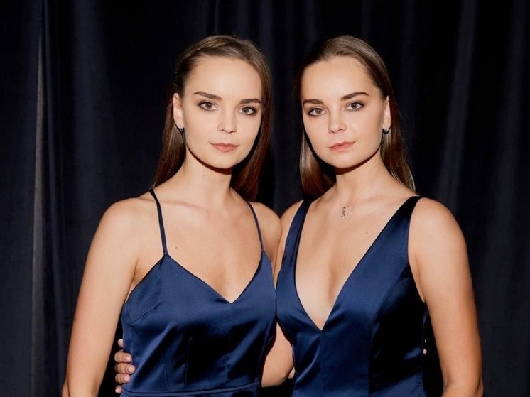 Знаменитые российские художественные гимнастки Дина и Арина Аверины готовятся встретить Новый год в доме родителей. Туда же приехала старшая сестра близняшек Полина, проживающая в ОАЭ.