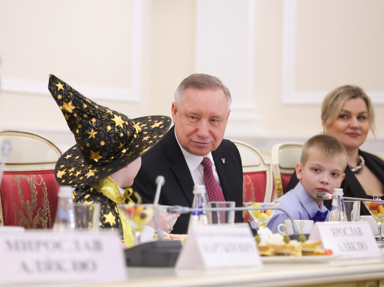 Беглов вручил новогодние подарки детям из трех семей в Петербурге