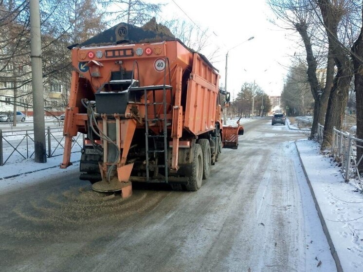 В Омске усилили обработку дорог и тротуаров из-за гололёда