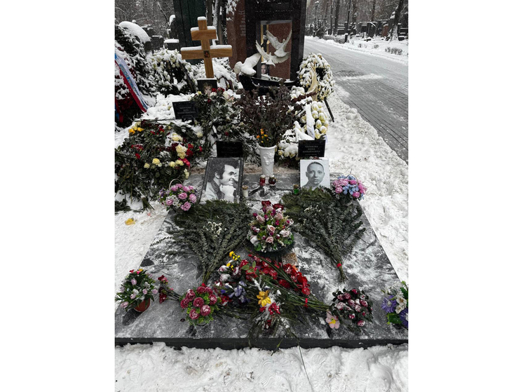 Ленком опроверг слухи о заброшенной могиле Инны Чуриковой на Новодевичьем