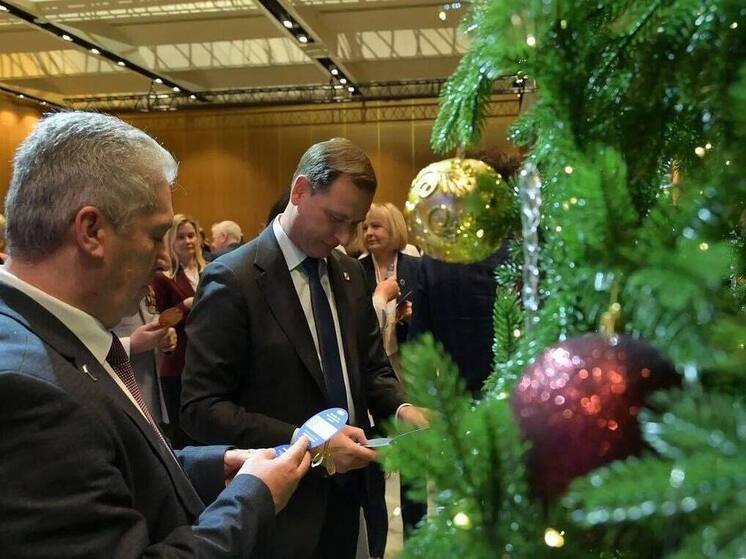 Глава Сочи Андрей Прошунин подарил мальчику из Губкина шведскую стенку