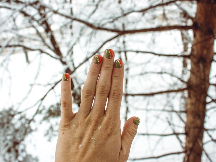 Золотистый или зеленый маникюр привлекут в Новом году деньги, а синий — удачу.