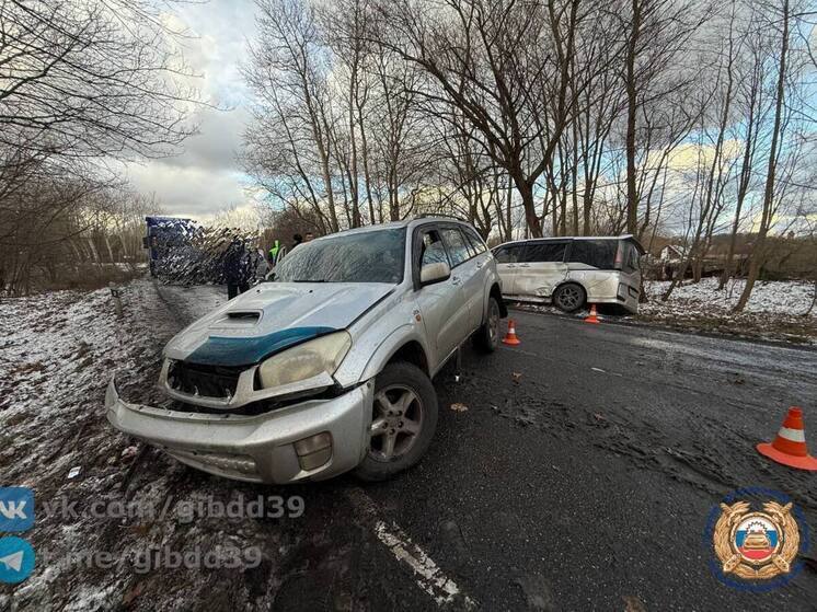 По дороге в Калининград водитель вылетел на встречку и сбил авто с 6 пассажирами