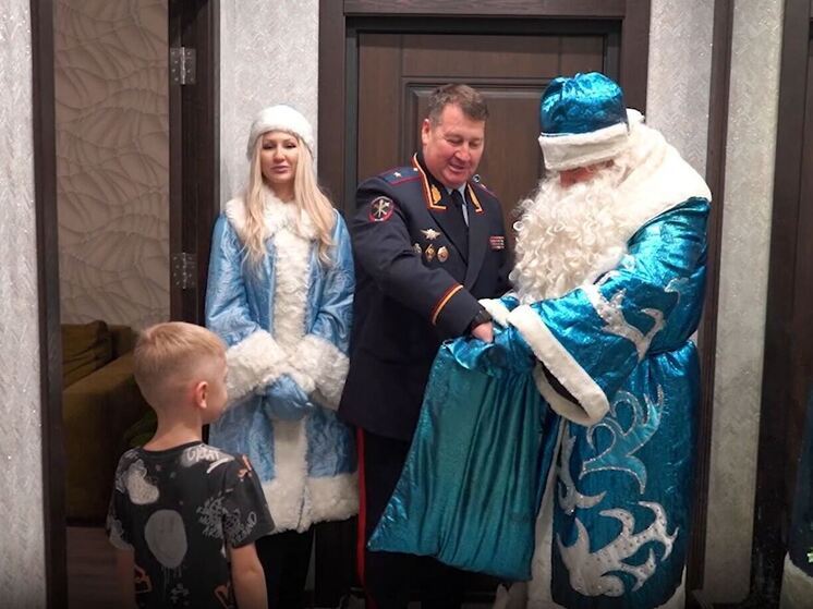 Начальник хабаровской полиции исполнил желание ребенка на «Елке желаний»
