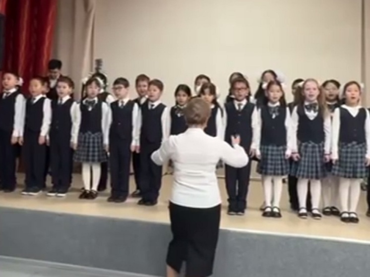 Школьники показали концерт медикам Калмыкии